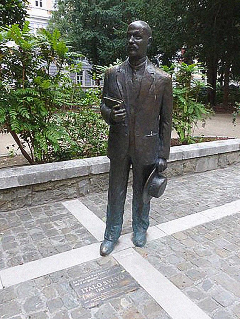 La statua dedicata a Italo Svevo in piazza Attilio Hortis a Trieste