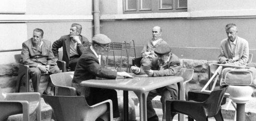 Momenti di gioco negli spazi dell'Ospedale psichiatrico di Trieste, foto di Emilio Tremolada, 1975