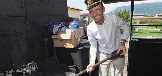 Massimiliano Fedriga fuochista improvvisato presenta i treni storici FVG