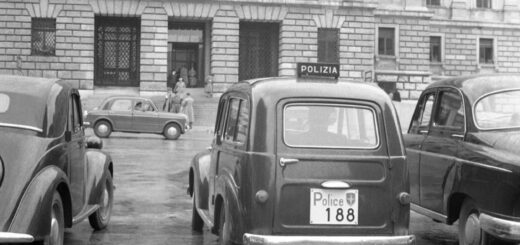 Auto Polizia Civile con targa Police ma scritta Polizia, 22 ottobre 1954 (Foto Omnia di Ugo Borsatti UBNP001018_009 Proprietà della Fondazione CRTrieste Fototeca dei Civici Musei di Storia e Arte)